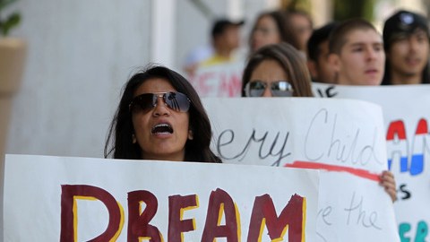 Los estudiantes en situación migratoria irregular podrían recibir el beneficio de una matrícula preferencial, regularmente reservada a los residentes legales del estado, para poder asistir a las universidades estatales.
