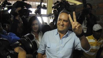 Ricardo Álvarez del Partido Nacional con el gesto de victoria después de votar.en Tegucigalpa, Honduras.