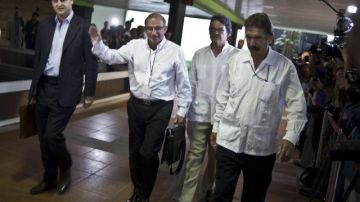 Humberto de la Calle (segundo de la izquierda), el encargado del gobierno colombiano en las negociaciones con las FARC, va acompañado por Sergio Jaramillo (i) y Gustavo Adolfo Bell Lemus (segundo de la derecha) en La Havana, Cuba.