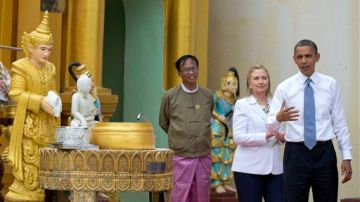 El presidente estadounidense Barack Obama habla con la prensa mientras visita el Shwedagon Pagoda con Hillary Rodham Clinton en Yangon, Myanmar.