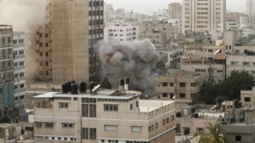 Se puede ver el humo que sale del edificio después del ataque al edificio que alberga la sede de la televisión Al Aqsa de Hamás y otras cadenas de información árabe.