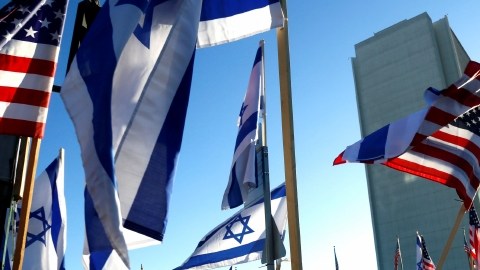 Miembros de una coalición de grupos pro Israel se dieron cita ayer frente al Edificio Federal en Westwood, para mostrar su apoyo a la ofensiva militar en Gaza. También hubo grupos de oposición.