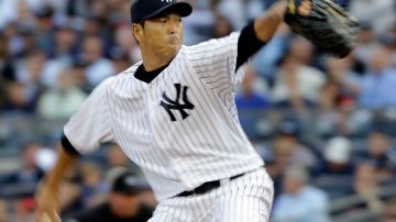 Hiroki Kuroda se queda con los Yankees de Nueva York.