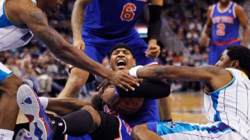 Carmelo Anthony brilla; los Knicks vencen a Hornets en su casa.