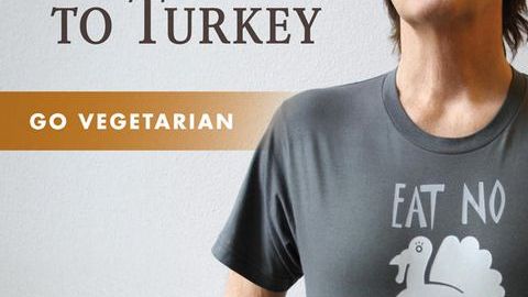 McCartney aparece con una camiseta en la que puede leerse "No comas" sobre el dibujo de un pavo.