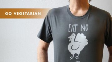 McCartney aparece con una camiseta en la que puede leerse "No comas" sobre el dibujo de un pavo.