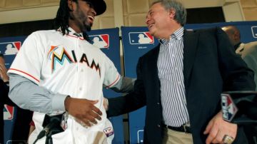 El instante en que el dueño de los Marlins,  Jeffrey Loria (der.), le daba la bienvenida a la novena de Miami a José Reyes, el pasado 7 de diciembre.