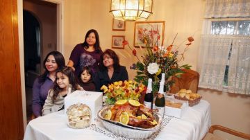 Una familia guatemalteca se prepara para la cena de Día de Acción de Gracias. No olvides que tienes muchos motivos qué agradecer en este día.