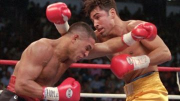 "Macho" Camacho (izg.) cuando peleó con Oscar De La Hoya en 1997. Los médicos reportaron ayer que el exboxeador boricua está en estado crítico.