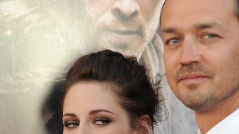 Kristen Stewart con el director Rupert Sanders realizador de 'Snow White and the Huntsman'.