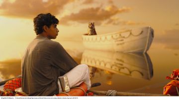 Suraj Sharma y el tigre, las dos estrellas de 'Life of Pi', que se estrena hoy en cines.