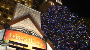El alcalde Rahm Emanuel y la familia Theiszman encienden luces de árbol navideño en Chicago.