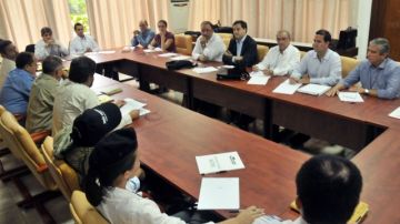 Representantes del gobierno colombiano y miembros de las FARC en la mesa de negociaciones de la paz en La Habana.