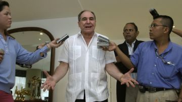 El abogado Abdalá Bucaram Ortiz, (centro) líder del Partido Roldosista Ecuatoriano, quien residen en Panamá, tenía planeado lanzarse a la presidencia.