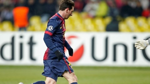 El artillero argentino Lionel Messi elude al arquero del  Spartak de Moscú para convertir su segundo tanto y el tercero de su equipo.