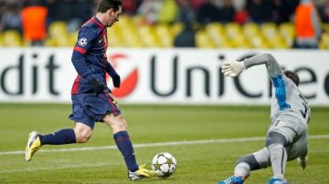 El artillero argentino Lionel Messi elude al arquero del  Spartak de Moscú para convertir su segundo tanto y el tercero de su equipo.