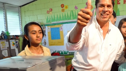 El precandidato del Partido Nacional Miguel Pastor ejerse su derecho al voto en Tegucigalpa, el pasado domingo acompañado de alguno de sus familiares.