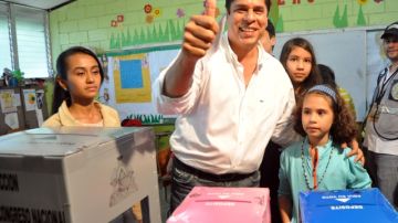 El precandidato del Partido Nacional Miguel Pastor ejerse su derecho al voto en Tegucigalpa, el pasado domingo acompañado de alguno de sus familiares.