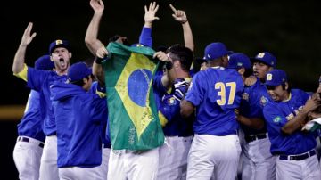 Los jugadores de Brasil celebran ondeando su bandera luego de vencer dramáticamente 1-0 a Panamá y clasificar al Clásico Mundial.