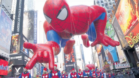 El globo de helio de 'Spiderman' flota sobre el Times Square durante el Desfile anual del Macy's del Día de Acción de Gracias.