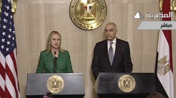 El ministro egipcio de Exteriores Mohamed Kamel Amr y Hillary Clinton anuncian la tregua en Gaza.