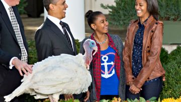 El presidente Obama con sus hijas Sasha y Malia en el Jardín de las Rosas.