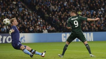 El arquero del Manchester City, Jonh Hart (izq.) no puede evitar la anotación convertida por el francés Karim Benzema, del Real Madrid.