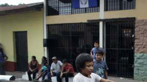 Niños guatemaltecos juegan en las calles tratando de ignorar los problemas que los rodean.
