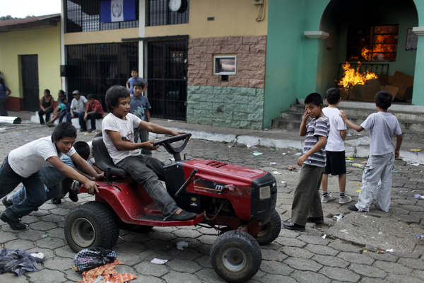 Niños guatemaltecos juegan en las calles tratando de ignorar los problemas que los rodean.