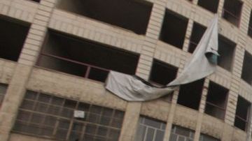 Unos palestinos lanzan piedras los soldados israelíes en el Hebrón, Cisjordania.