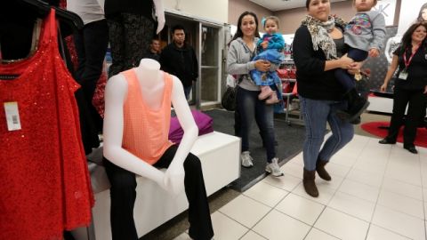 La competencia por atraer clientela ha obligado a que las tiendas recorran sus horarios.