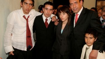 El exgobernador de Coahuila Eduardo Moreira acompañado de sus hijos, incluido su hijo José Eduardo Moreira, segundo desde la izq., asesinado por el narcotráfico.