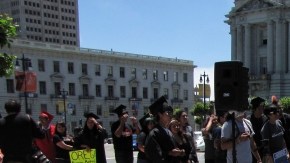 Cada año se asignan cerca de 80,000 de estas tarjetas de residencia permanente para familias.