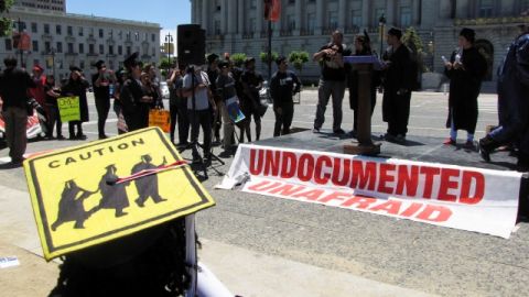 Cada año se asignan cerca de 80,000 de estas tarjetas de residencia permanente para familias.