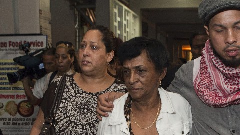 María Matías y 'Machito' Camacho, madre e hijo de "El Macho" Camacho, respectivamente, salieron anoche visiblemente compungidos del Centro Médico de Río Piedras, donde permanecía el cuerpo del exboxeador.