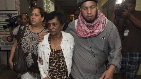 María Matías y 'Machito' Camacho, madre e hijo de "El Macho" Camacho, respectivamente, salieron anoche visiblemente compungidos del Centro Médico de Río Piedras, donde permanecía el cuerpo del exboxeador.
