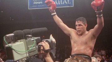 "El Macho" Camacho, tras vencer a Roberto Durán en un combate en el 1996.