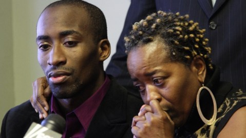 Jabín Bogan y su madre Aletha Smith en una conferencia de prensa en El Paso, Texas, luego de su regreso a EEUU.