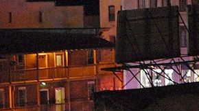 Los bomberos en el lugar de una explosión de gas natural en Worthington Street, en Springfield, Massachusetts, que destruyó o dañó una docena de edificios e hirió a 18 personas.