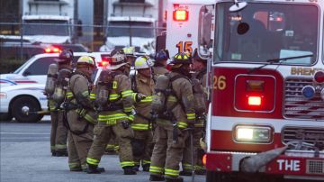 Un portavoz del Cuerpo de Bomberos dijo a la cadena CNN que el fuego comenzó mientras una cuadrilla de trabajadores realizaba tareas en las tuberías de ventilación y calefacción.