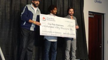 Antes del concierto Juanes y Juan Luis Guerra entregaron un cheque por $150,000 a la Cruz Roja Americana, para ayudar a los afectados por Sandy.