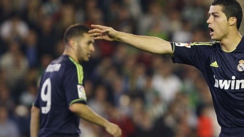 Cristiano Ronaldo y Benzema se muestran molestos por el resultado.
