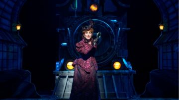 Chita Rivera  interpreta a Princess Puffer, la dueña de un burdel en su regreso triunfal a Broadway.