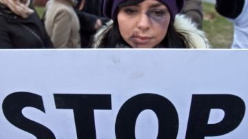 Una manifestante con maquillaje realiza una protesta contra la violencia.