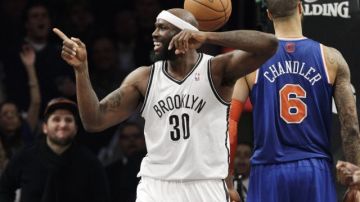 El jugador de los Nets de Brooklyn, Reggie Evans (30), reacciona tras vencer a los Knicks.
