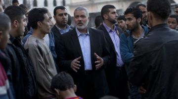 El primer ministro de Hamás en Gaza, Ismail Haniyeh (c), habla con los vecinos de una zona dañada durante los choques en la Ciudad de Gaza.