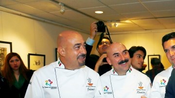 Los chefs Jaime Martín del Campo, Ramiro Arvizu y Ricardo Cervantes (de izq. a der.),   con el actual cónsul de México en Los Ángeles, David Figueroa Ortega, durante el anunció oficial del evento el pasado jueves en la sede consular.