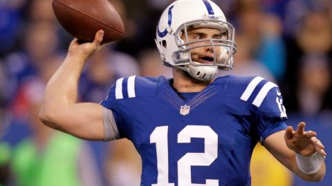 Andrew Luck empató marca de novato ganador, y los hermanos Manning impusieron su clase.