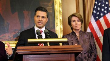 El presidente electo de México, Enrique Peña Nieto, junto a la líder de la minoría demócrata de la Cámara de Representantes de EE.UU., Nancy Pelosi.