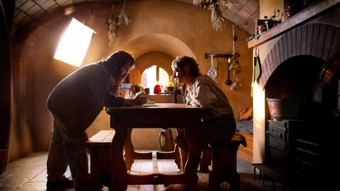 Peter Jackson (izq.) dirige al actor Martin Freeman en 'The Hobbit'.